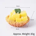 Realistisch kunstmatig mangotaartmodel met room- en bladdetails op een witte achtergrond - PVC Fruittaart - Mango