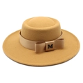 Detail eines kamelfarbenen Wollhutes mit Satinband und metallischem Buchstaben-M-Logo - M (56-58cm) / Camel