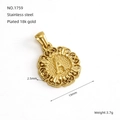Dettaglio del ciondolo con lettera A goffrata da 19mm in acciaio inossidabile placcato oro 18k - Stile Lettera A (A-Ciondolo Singolo)