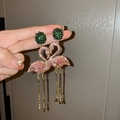 Dettaglio degli orecchini a fenicottero con strass rosa e lunghe nappe dorate - Stile nappine strass rosa fenicottero (9#) / Rosa