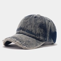 Detalle de bordes deshilachados y textura de mezclilla lavada de gorra de béisbol - Ajustable / Denim Azul Oscuro