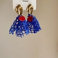 Détail de boucles d'oreilles ethniques en forme de poisson avec pompons en maille bleue - Tige d'oreille en argent sterling 925 Gland doré rouge bleu color-block