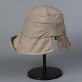 Dettaglio di un cappello da sole kaki in nylon con protezione per il collo e tesa larga - Cappello cachi con protezione solare e coprinuca / Cachi