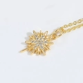 Collana con ciondolo a stella solare dorata e zirconi brillanti su catena sottile - Esagramma