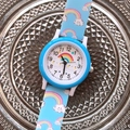 Blaue Kinderquarzuhr mit Regenbogenmuster auf Silikonarmband und rundem Zifferblatt - Himmelblau