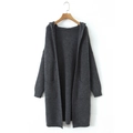 Détail de la texture de maille verticale et grande poche sur le cardigan gris foncé à capuche - S / gris foncé