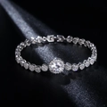 Dettaglio del bracciale a cuore in argento con zirconi scintillanti e montatura halo - Stile Halo Rotondo Classico (style26)
