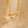 Collier en or minimaliste avec pendentif rectangulaire en zircon sur fond de pierre - Zirconia Rectangle (XL2179)