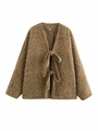 Detailopname van bruin pluizig vest met getextureerde pluche stof en zachte striksluiting - S / Khaki