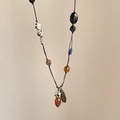 Détail du collier de perles bohème avec pendentif feuille et pierres colorées - 13# Collier-Or-Noir-Rouge (Pierre Tachetée/Feuille)