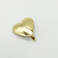 Detailansicht einer minimalistischen goldenen Herz-Haarklammer aus poliertem Metall - Gold