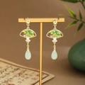 Detail of fan-shaped green bamboo leaf tassel earrings with pearls and gold finish - Bamboo Fan Pearl (E6459)