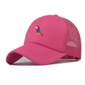Detailansicht der pinken Trucker-Cap mit Papageien-Stickerei und atmungsaktivem Mesh - Rosenrot