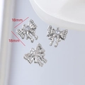 Vue macro d'un pendentif nœud argenté de 18mm avec zircon cœur et détails diamant - 2# Noeud en Zirconium