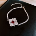 Silberarmband mit floralem rotem Zirkonia-Mittelstück und kleinen weißen Diamanten - Armband / Silber Rot