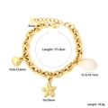 Detail van 18K gouden zeester en schelp hangers aan een zware roestvrijstalen schakelketting - Gouden Zeester Schelp Armband (BR285101G)