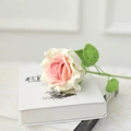 Handgehäkelte Rose in Rosa und Creme auf Büchern für elegante Dekoration - Mengsi Rosa