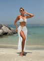 Detalle de top de bikini blanco y falda con abertura y hebilla de metal dorado - S / Blanco