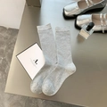 Dunkelgraue Crew-Socken mit vertikalem Rippenmuster aus weichem gekämmter Baumwolle - Einheitsgröße / Hellgrau
