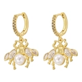 Detalle de pendientes de abeja dorada con perla blanca y alas de circón brillante - Pendientes / Dorado