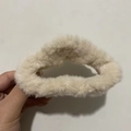 Plüsch-Haarklammer aus Kunstpelz in Cremeweiß für elegantes Haarstyling im Herbst-Winter - Wolke Beige / 13cm