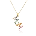 Collana placcata oro 18K con ciondolo Mom in zirconi arcobaleno su sfondo bianco pulito - Arcobaleno