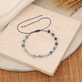 Vue détaillée du bracelet en perles de pierre naturelle bleue avec corde tressée réglable - Bleu Royal