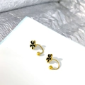 Minimalist C-shaped gold-plated flower earrings with black petals on silver fabric - U-Shape Black Gold Flower (Single)