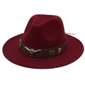 Détail du chapeau en feutre bordeaux avec bande en cuir marron et breloque tête de taureau - Bordeaux