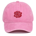 Rosa gewaschene Baseballkappe aus Baumwolle mit feiner roter Rosenstickerei vorne - Rosa