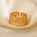 Anello geometrico traforato dorato con strass bianchi su sfondo di raso morbido - Aperto Regolabile / Oro
