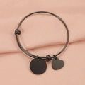 Detail van verstelbare zwarte stalen armband met ronde en hartvormige bedels - Zwart