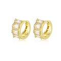 Goldene Huggie-Ohrringe mit Baguette-Zirkonia und Herzdetails auf weißem Hintergrund - Ohrbuckle / Gold
