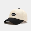 Detalle de la gorra bicolor con corona crema y bordado de letras DUNK en contraste negro - Crema/Negro