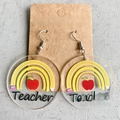 Detail von Acryl-Lehrer-Ohrringen mit Apfel- und Regenbogen-Design auf der Displaykarte - Regenbogen Apfel Lineal Lehrer Stil
