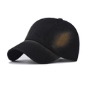 Détail de la casquette baseball noire délavée vintage montrant la texture et la visière - Noir Vieilli / Réglable