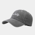 Detalle macro del bordado blanco #momlife en gorra de béisbol gris marengo lavada - Gris Lavado