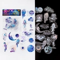 Stickers astronaute en PET plaqué or Gentle Universe avec 30 motifs spatiaux variés - Univers Doux / 30 Feuilles