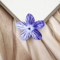 Pinza per capelli a forma di fiore di plumeria viola con sfumature e dettagli venati - 8cm / Stampa Grafica / Viola