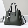Sac à main en cuir vert foncé avec poignées noires et pendentif en forme de cœur - Vert