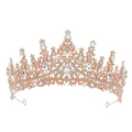 Detailopname van de roségouden bruidskroon met kristallen strass op witte achtergrond - Roségoud