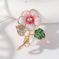 Broche floral con flor de esmalte rosa, hoja de cristal y perla sobre fondo blanco - Rojo