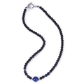 Detail van de 6mm obsidiaan en tijgeroog kralenketting met zilveren sluiting op wit - Lapislazuli Tijgeroog Ketting