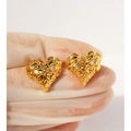 Goldenes Herz-Ohrstecker-Set mit strukturierter Metalloberfläche und funkelndem Zirkon - Gold