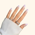 Kurze Mandel-Press-on-Nägel mit lila französischem Blumendesign und weißen Rändern - Rosa Silber Katzenauge (O-07)