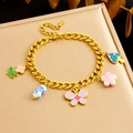 Bracelet chaîne dorée avec pendentifs colorés en émail de fleurs et de papillons - B1517