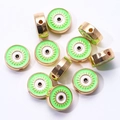 Détail macro de perles Evil Eye dorées avec émail vert et blanc pour création de bijoux - Vert Herbe