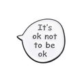 Emaille-Anstecknadel mit Spruch 'It's ok not to be ok' auf weißer Sprechblase aus Metall - Es ist okay, nicht okay zu sein