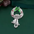 Zilveren kerstkransbroche met kat en groene strik, afmetingen van 3,3 cm bij 5,7 cm - Zilveren Kattenkrans Stijl (YNCP7248 Zilver)