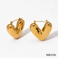 Dettaglio macro di orecchini a cerchio a cuore 3D in acciaio inossidabile placcato oro - Oro (KDE2104)